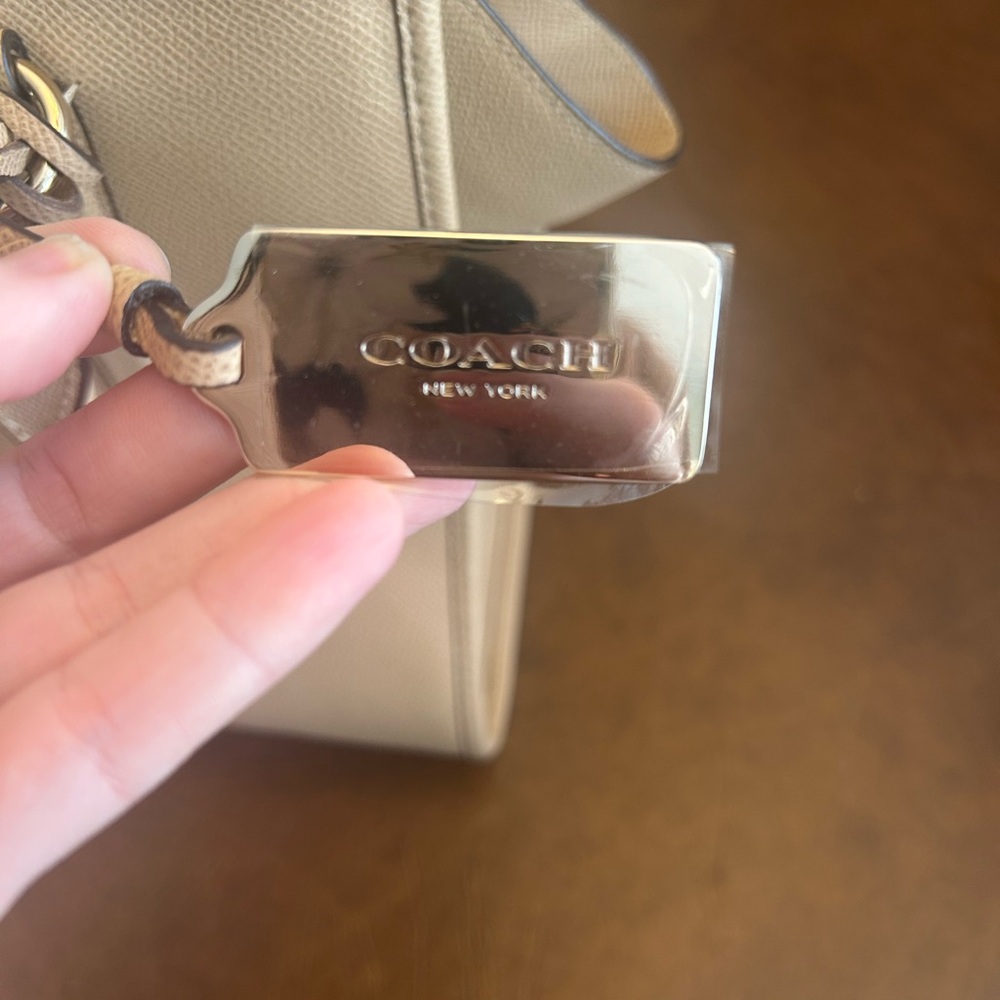 COACH F33995 LINUD CARRYALL BAG Tan/Cream Crossgrain Leather with Gold Hardware - Picture 4 of 9